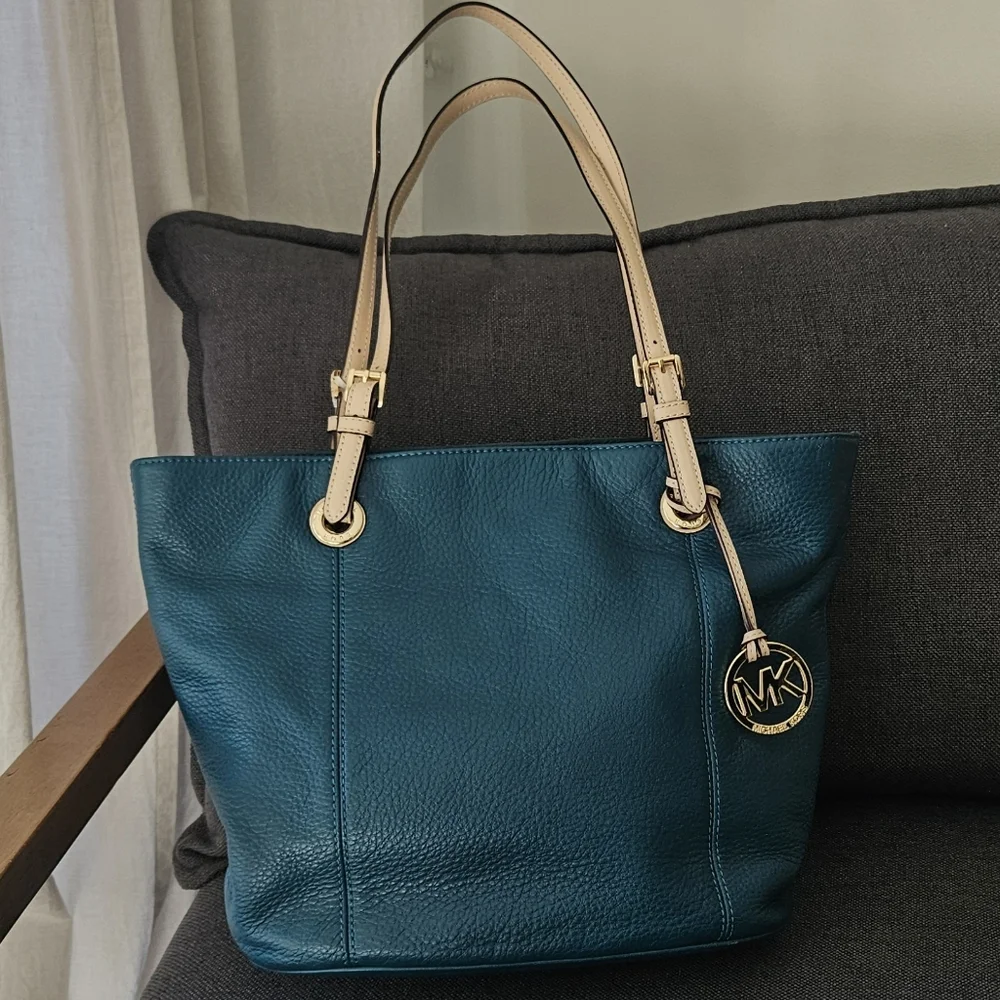 Michael Kors Women Jet Set in Teal Leather Zip Tote Bag with Logo Charm - Picture 8 of 14